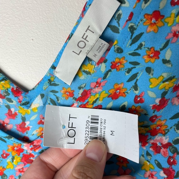 Loft Womans Blue Floral Flutter Sleeveless Top Size Medium Bar Back Blouse - Picture 4 of 7